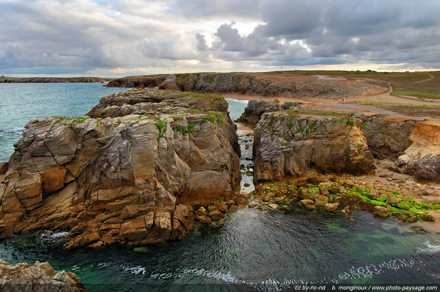 Rochers et falaises sur la Côte Sauvage
Presqu'île de Quiberon, 
Morbihan, Bretagne, France
Mots-clés: cote-sauvage littoral atlantique mer ocean plage vagues falaise presqu-ile quiberon morbihan rivage bretagne rocher