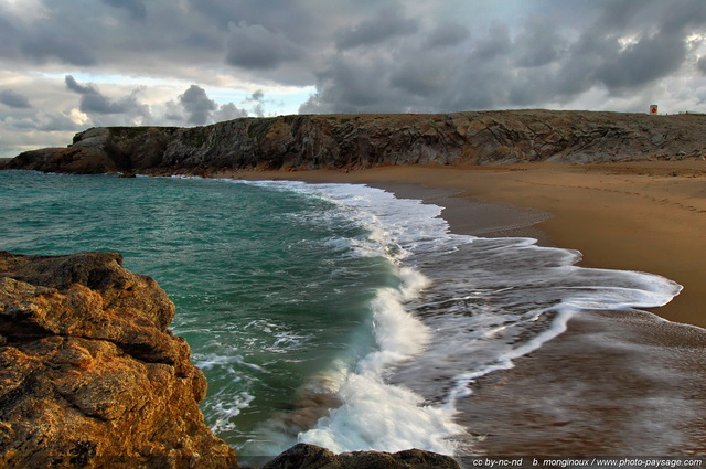 Une plage sur la côte sauvage de la presqu'à®le de Quiberon
Presqu'à®le de Quiberon, 
Morbihan, Bretagne, France
Mots-clés: cote-sauvage littoral atlantique mer ocean plage vagues falaise presqu-ile quiberon morbihan rivage bretagne rocher categ_ete