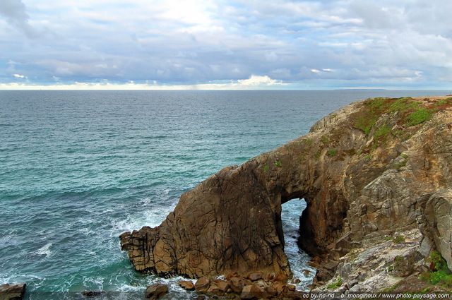 Une arche naturelle photographiée sur la Côte Sauvage de la presqu'à®le de Quiberon
Presqu'à®le de Quiberon, Morbihan, Bretagne, France
Mots-clés: cote-sauvage littoral atlantique mer ocean plage rocher arche_naturelle vagues falaise presqu-ile rivage quiberon morbihan bretagne arche_naturelle