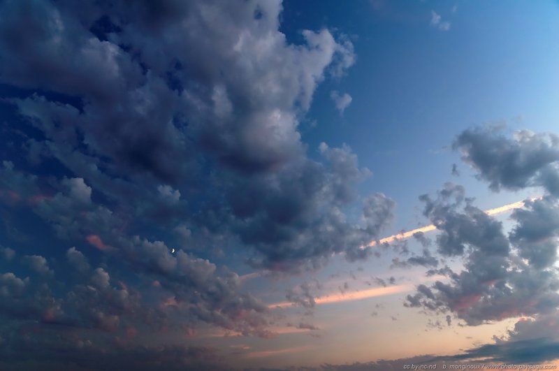 Ciel nocturne éclairé par un croissant de Lune
Photographié au-dessus des Gorges de 
la Dourbie et du Causse du Larzac (Aveyron)
[Grands Causses]
Mots-clés: ciel nuit nuage nocturne gard causses crepuscule satellite planete
