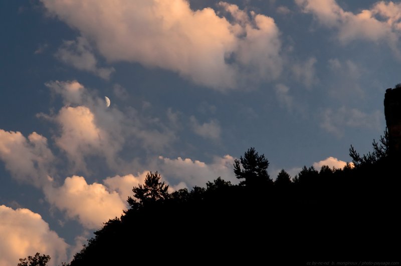 Croissant de Lune
Vu depuis les gorges de la Dourbie
Mots-clés: contre-jour ciel_nocturne nuage nuit lune aveyron gorges-de-la-dourbie satellite planete