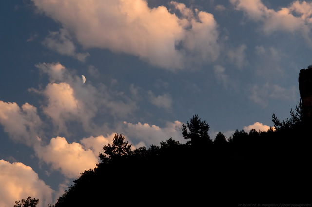 Croissant de Lune
Vu depuis les gorges de la Dourbie
Mots-clés: contre-jour ciel_nocturne nuage nuit lune aveyron gorges-de-la-dourbie satellite planete