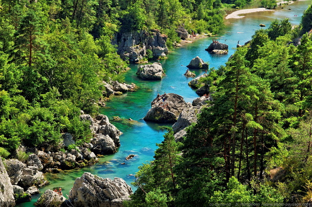 Baignade dans les Gorges du Tarn
[Gorges du Tarn]
Mots-clés: categ-massif_central vallee falaise canyon lozere gorges_du_tarn cevennes riviere categ_ete montagne languedoc-roussillon massif-central meyrueis pas_de_soucy