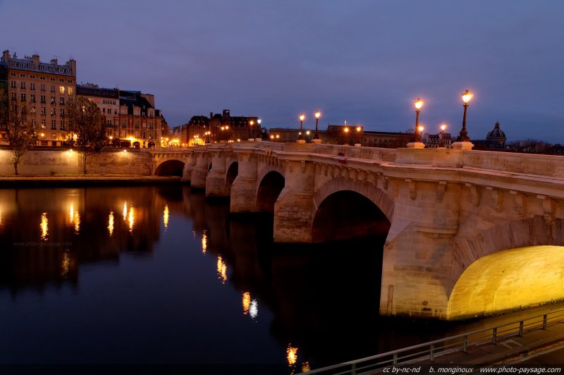 La nuit les lumières des lampadaires du Pont Neuf se reflètent dans la Seine
Paris, France
Mots-clés: paris paysage_urbain nocturne paris_by_night nuit la_seine reflets fleuve pont-neuf les_plus_belles_images_de_ville