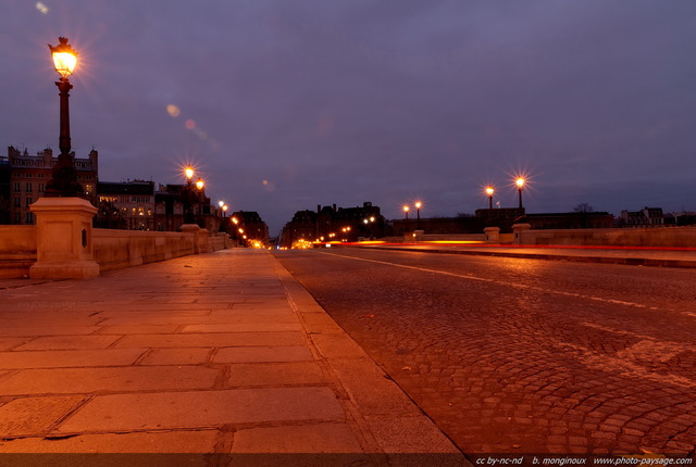 Paris romantique
Le Pont Neuf, 
Paris, France
Mots-clés: paris paysage_urbain nocturne paris_by_night nuit pont-neuf rue paves