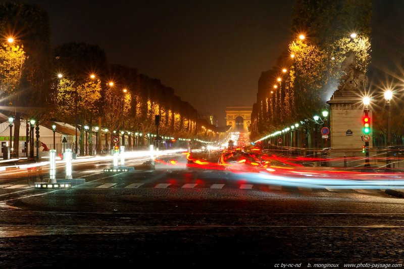 Nuit embrumée sur les Champs Elysées
Paris, France
Mots-clés: categparisconcorde champs_elysees arc-de-triomphe trainees_lumineuses