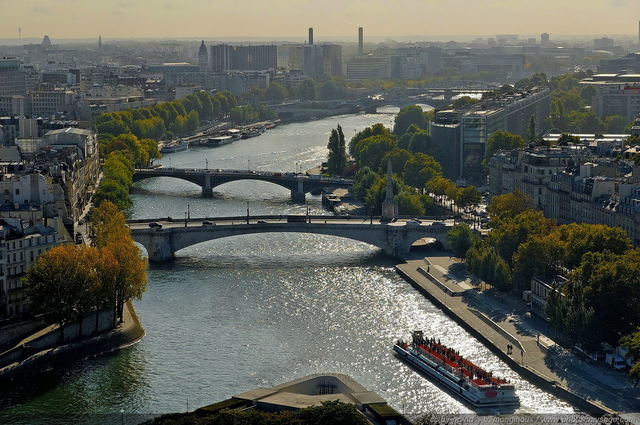 Panorama sur la Seine et les ponts de Paris
En remontant le fleuve, 
Sur la droite : l'institut du Monde Arabe
Sur la gauche : la gare de Lyon
En arrière plan : Bercy
Mots-clés: paris paysage_urbain la_seine les_ponts_de_paris fleuve bateau