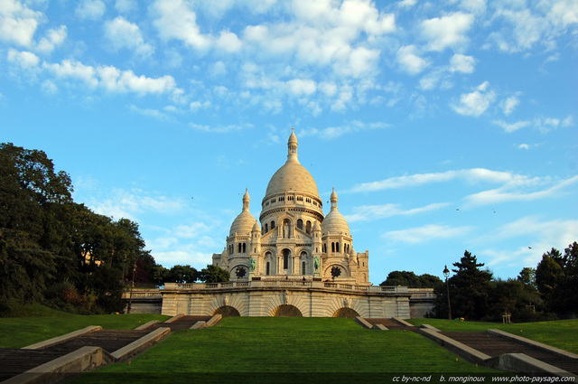 La basilique du Sacré Coeur sur la Butte Montmartre
Paris, France
Mots-clés: basilique montmartre sacre_coeur monument matin ciel_bleu pelouse jardin escalier paris