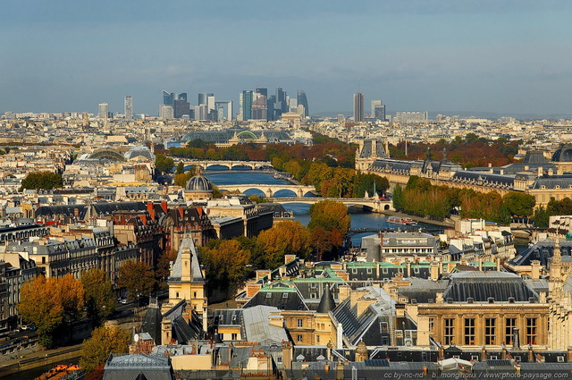 La Seine et les ponts de Paris vus depuis les tours de Notre Dame
En arrière plan : le quartier d'affaires de
La Défense. 
Mots-clés: paris la_seine fleuve la_defense les_ponts_de_paris automne fleuve