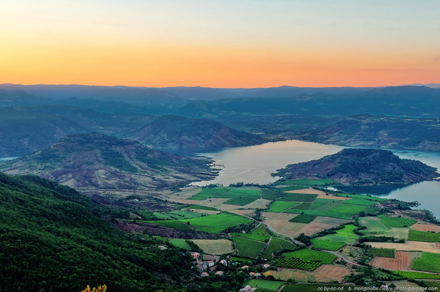 Un beau panorama sur le lac du Salagou
Photo prise depuis le sommet de la montagne de Liausson.
Hérault, France
Mots-clés: herault montagne liausson salagou crepuscupe categorielac vigne categ_ete