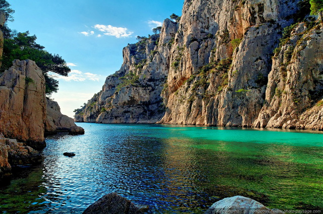 La calanque d'En Vau
La calanque d'En Vau vue depuis la plage. Cette calanque, probablement l'un des plus belles, est accessible à  pied depuis Cassis en 1h30 à  2h de marche, par un GR relativement escarpé. 

[Littoral de Provence, entre Cassis et Marseille : 
Le Parc National des Calanques]
Mots-clés: mer mediterranee provence cassis parc_national_des_calanques cote-d-azur en_vau crique marseille categ_ete les_plus_belles_images_de_nature
