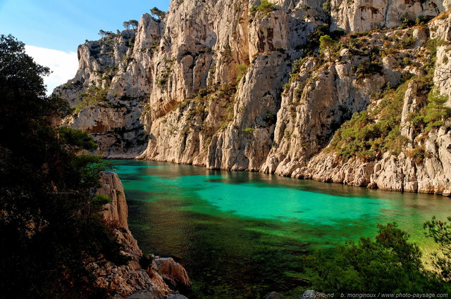 Calanque d'En Vau
Une beauté fragile que tout
un chacun se doit de respecter...

[Littoral de Provence, entre Cassis et Marseille : 
Le Parc National des Calanques]
Mots-clés: mer mediterranee provence cassis parc_national_des_calanques cote-d-azur en_vau falaise crique marseille categ_ete