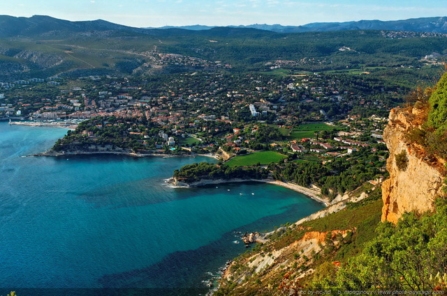 Vue sur la baie de Cassis depuis les falaises de Cap Canaille
De gauche à  droite : 
Cassis et son port, 
la pointe des Lombards,
la plage et la pointe du 
Corton, et l'Anse de 
l'Arène.

[Littoral de Provence, entre Cassis et Marseille : 
Le Parc National des Calanques]
Mots-clés: mer mediterranee provence cassis parc_national_des_calanques cote-d-azur categ_ete