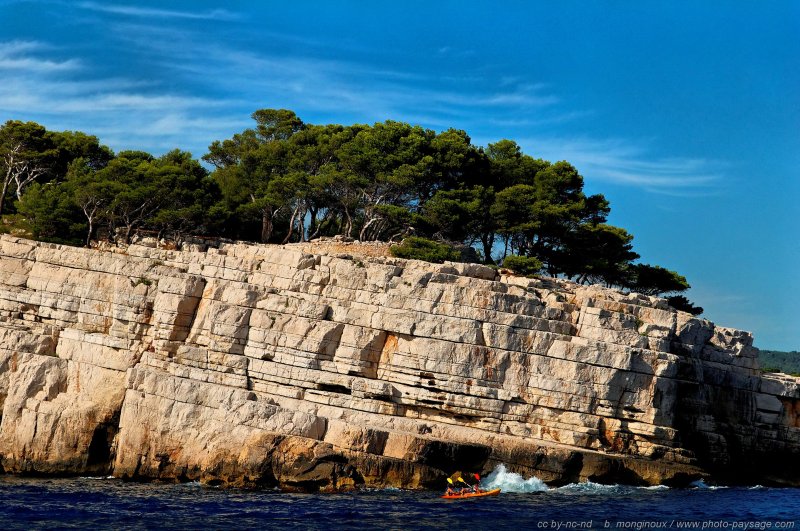 Canoë au pied des falaises de la pointe de la Cacau
[Littoral de Provence : 
les Calanques de Cassis]
Mots-clés: mer mediterranee provence cassis parc_national_des_calanques cote-d-azur bateau canoe falaise categ_ete