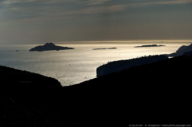 Ile de Riou vue depuis Cap Canaille
[Littoral de Provence, entre Cassis et Marseille : 
Le Parc National des Calanques]
Mots-clés: mer contre-jour mediterranee provence cassis parc_national_des_calanques cote-d-azur riou cap-canaille