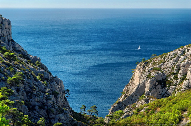 Un voilier passe au large de la calanque de l'Oule
[Littoral de Provence, entre Cassis et Marseille : 
Le Parc National des Calanques]
Mots-clés: mer mediterranee provence cassis parc_national_des_calanques cote-d-azur falaise bateau voilier crique marseille