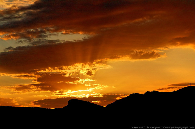 Lever de soleil au dessus de Cassis
[Littoral de Provence, entre Cassis et Marseille : 
Le Parc National des Calanques]
Mots-clés: mer mediterranee provence contre-jour cassis parc_national_des_calanques cote-d-azur lever_de_soleil lever_de_soleil