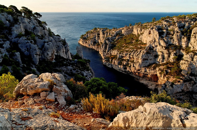 Calanque d'En Vau au petit matin
[Littoral de Provence, entre Cassis et Marseille : 
Le Parc National des Calanques]
Mots-clés: mer mediterranee provence cassis parc_national_des_calanques cote-d-azur en_vau