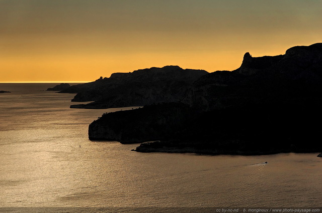 Jeu d'ombres et lumières sur les calanques
Photo prise depuis les hauteurs des falaises Soubeyranes, au-dessus de la baie de Cassis. 

[Littoral de Provence, entre Cassis et Marseille : 
Le Parc National des Calanques]
Mots-clés: mer mediterranee provence cassis parc_national_des_calanques cote-d-azur contre-jour ombre lumiere categ_ete les_plus_belles_images_de_nature