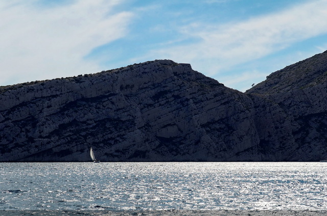 Voilier passant sous les falaises de Cap Morgiou
[Littoral de Provence, entre Cassis et Marseille : 
Le Parc National des Calanques]
Mots-clés: mer mediterranee provence cassis parc_national_des_calanques cote-d-azur bateau voilier morgiou categ_ete