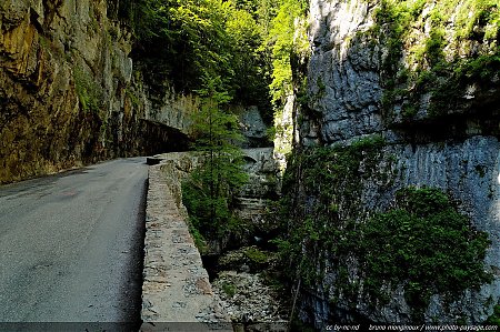 gorges-de-la-bourne-02.jpg