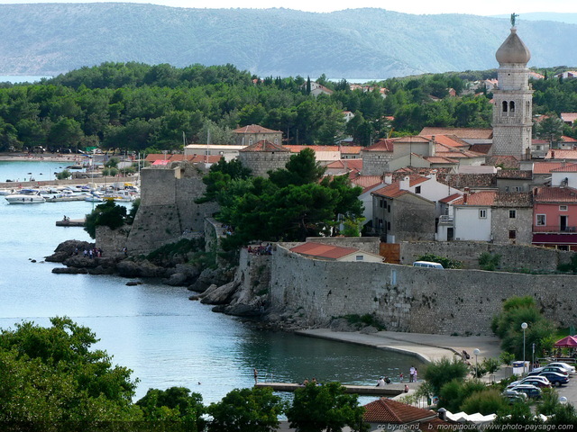 KRK, le port, les remparts, le clocher.
Île de KRK, Croatie
Mots-clés: adriatique krk croatie mer littoral cote port croatie croatie les_plus_belles_images_de_ville