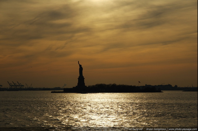 La Statue de la Liberté au crépuscule
Vue depuis le ferry de Staten Island.
Baie de New York, USA
Mots-clés: liberty_island statue-de-la-liberte usa etats-unis mer bateau coucher_de_soleil crepuscule monument new-york coucher_de_soleil reflets