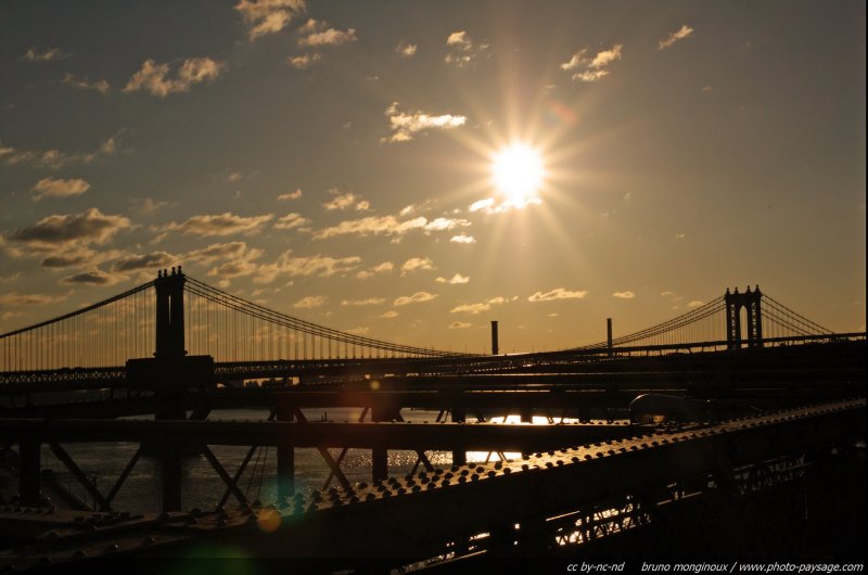 Lever de soleil au-dessus du pont de Manhattan (Manhattan Bridge)
Vu depuis le Pont de Brooklyn
New York, USA
Mots-clés: etats-unis contre-jour new-york pont-de-brooklyn lever_de_soleil lever_de_soleil aurore aube matin pont_suspendu etoile