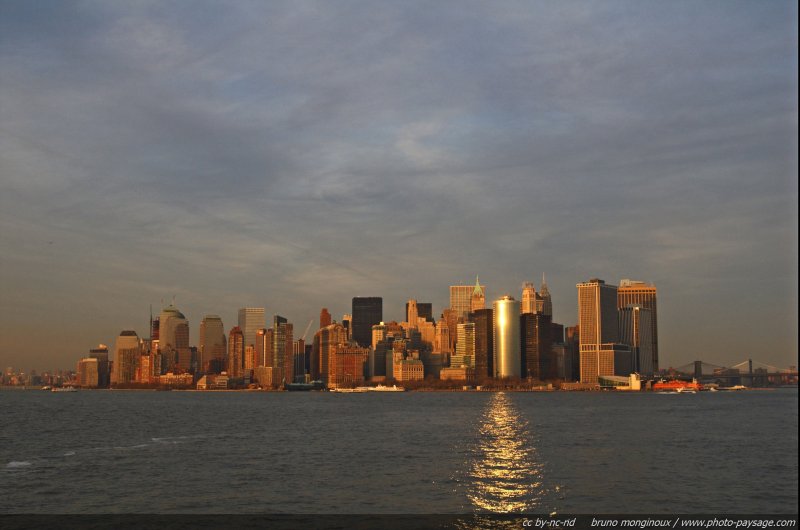 L'île de Manhattan
Prise en 2008 depuis le ferry de Staten Island
New York, USA
Mots-clés: etats-unis mer bateau monument new-york gratte-ciel manhattan tour building reflets