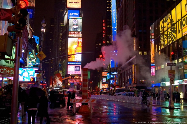 Time Square la nuit
New-York by night est souvent représenté par ces images de Time Square, au croisement entre la 7ième
 avenue et Broadway, avec ces dizaines de panneaux publicitaires géants qui illuminent de mille-feux la
nuit new-yorkaise.Manhattan midtown. New York, USA
Mots-clés: usa etats-unis new-york manhattan broadway time-square new-york-by-night nocturne nuit fumee