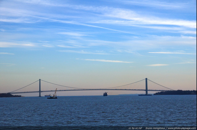 Le pont de Verrazzano Narrows
Relie le quartier de Brooklyn (à  gauche) 
à  celui de Staten Island.
Baie de New York, USA
Mots-clés: usa etats-unis mer bateau new-york ciel_d_en_bas categ_pont brooklyn