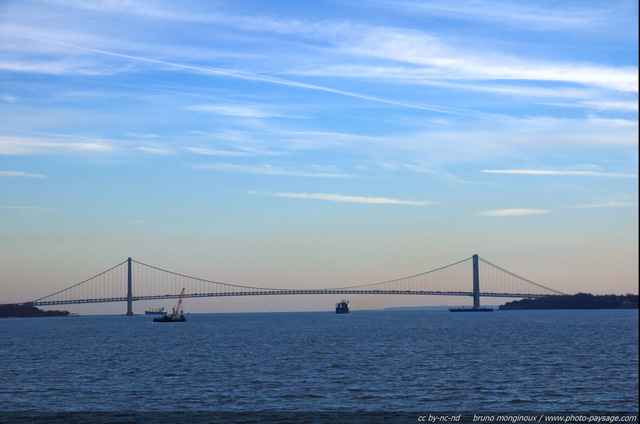 Le pont de Verrazzano Narrows
Relie le quartier de Brooklyn (à gauche) 
à celui de Staten Island.
Baie de New York, USA
Mots-clés: usa etats-unis mer bateau new-york ciel_d_en_bas categ_pont brooklyn