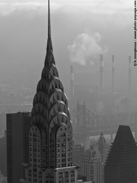 Le sommet du Chrysler Building dans la brume
Cette tour haute de 319 mètres, pour 77 étages, a été inauguré en 1930, et était le plus haut building
 du monde jusqu'à  la fin de la construction de l'Empire State Building. Ce gratte-ciel est un des symboles 
de New-York, et probablement un de ses plus beaux immeubles.
Mots-clés: manhattan cadrage_vertical usa etats-unis new-york gratte-ciel tour building monument chrysler-building les_plus_belles_images_de_ville