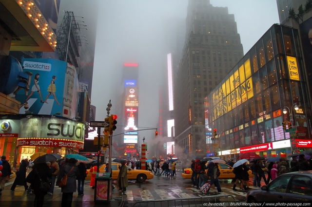 Time Square sous la pluie
C'est Samedi, et les trombes d'eau qui se sont abbatues sur la ville  n'ont pas enpêché les New-Yorkais de se joindre aux flots de touristes qui déambulent dans Time Square.
Midtown Manhattan (centre de Manhattan)
New York, USA
Mots-clés: usa etats-unis new-york manhattan broadway time-square pluie brume brouillard les_plus_belles_images_de_ville