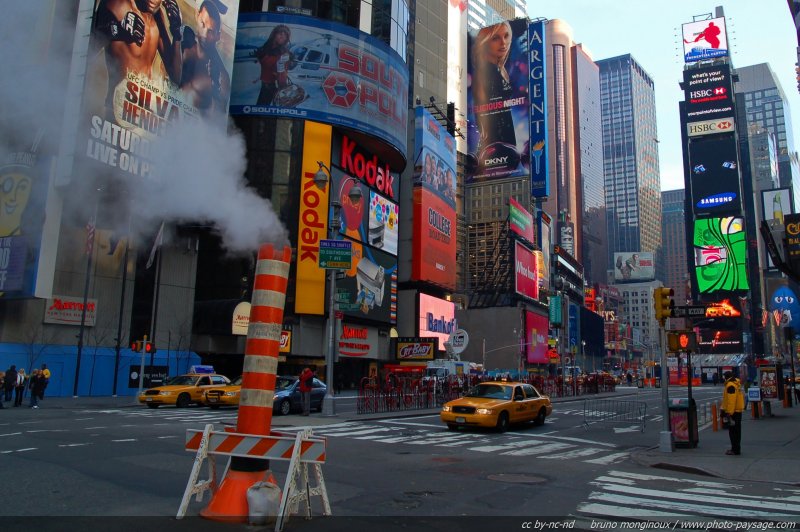 Time Square au petit matin
Phénomène typique dans les rues de New-York : ces cheminées en plastique que l'on trouve au milieu des rues. Cette fumée provient des nombreuses fuites dans les circuits de vapeur vétustes serpentant dans le sous-sol et alimentant les immeubles avoisinants. 
Midtown Manhattan (centre de Manhattan), New York, USA
Mots-clés: usa etats-unis new-york manhattan broadway time-square fumee
