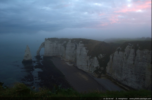 Aube et brume sur la Porte d'Aval
Etretat, Haute-Normandie, France
Mots-clés: etretat normandie mer littoral plage maree-basse aube aurore brume brouillard falaise arche_naturelle porte-d-aval rivage ciel_aube recif arche_naturelle