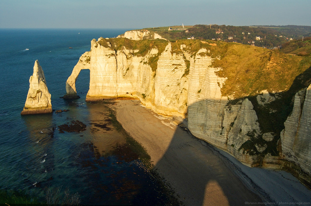 L'aiguille et la Porte d'Aval. Au premier plan : l'ombre de la Manneporte, projetée sur la plage et les falaises par le soleil couchant.
Etretat, Haute-Normandie, France
Mots-clés: etretat normandie mer littoral plage maree-basse regle_des_tiers falaise arche_naturelle porte-d-aval rivage recif arche_naturelle les_plus_belles_images_de_nature