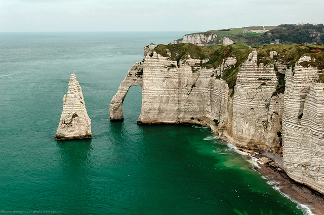 L'aiguille et la Porte d'Aval à  marée haute
Etretat, Porte d'Aval,
Haute-Normandie, France
Mots-clés: etretat normandie mer littoral plage maree-haute falaise arche_naturelle porte-d-aval rivage recif arche_naturelle