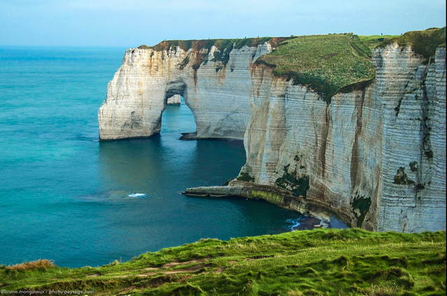 La Manneporte photographiée depuis la pointe de la Courtine
Littoral de Haute-Normandie, France
Mots-clés: etretat normandie mer littoral maree-haute falaise arche_naturelle manneporte arche_naturelle