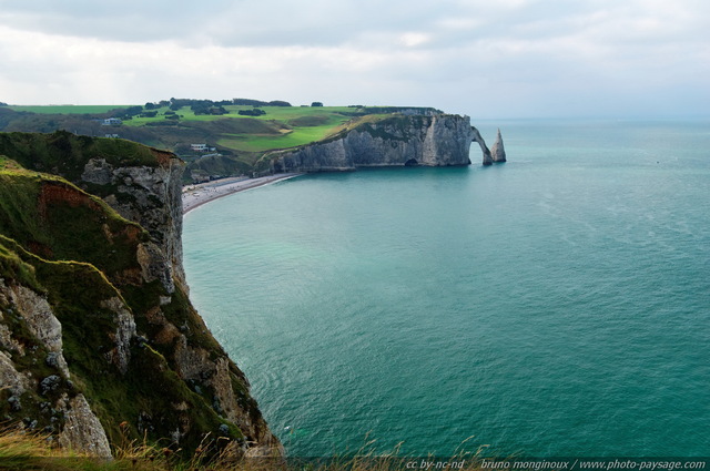 L'aiguille et la Porte d'Aval photographiées depuis les falaises au niveau de la Porte d'Amont
Etretat, Haute-Normandie, France
Mots-clés: etretat normandie mer littoral falaise arche_naturelle porte-d-aval arche_naturelle