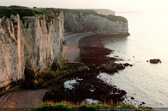 Lueurs du couchant sur les falaises de Haute Normandie
Les beautés du littoral normand.
En arrière plan : la pointe de la Courtine, photo prise
depuis la falaise de la Manneporte.
Mots-clés: etretat normandie mer littoral falaise crayeuse les_plus_belles_images_de_nature