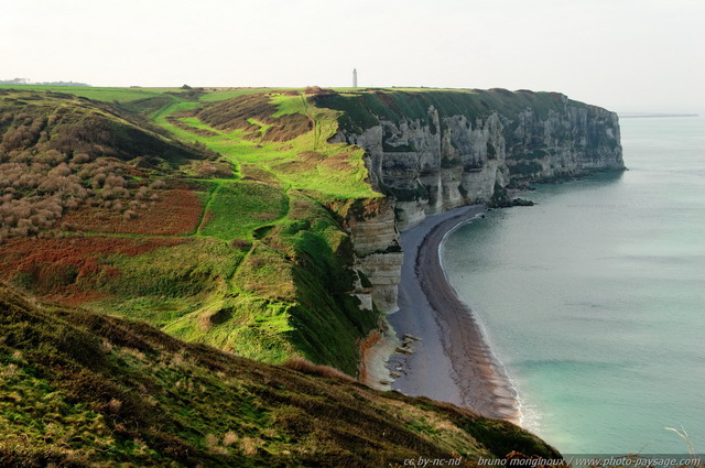 Valleuse et plage d'Antifer
En arrière plan la Pointe du Fourquet, et le Cap d'Antifer et son Phare
Littoral de Haute-Normandie, France
Mots-clés: etretat normandie mer littoral plage falaise valleuse antifer pointe-du-fourquet cap-d-antifer phare rivage