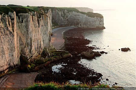 Lueurs du couchant sur les falaises de Haute Normandie

Les beautÃ©s du littoral normand.
En arriÃ¨re plan : la pointe de la Courtine, photo prise
depuis la falaise de la Manneporte.