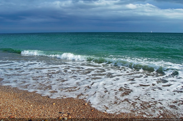 Languedoc Roussillon Ecume Et Galets Sur Le Littoral