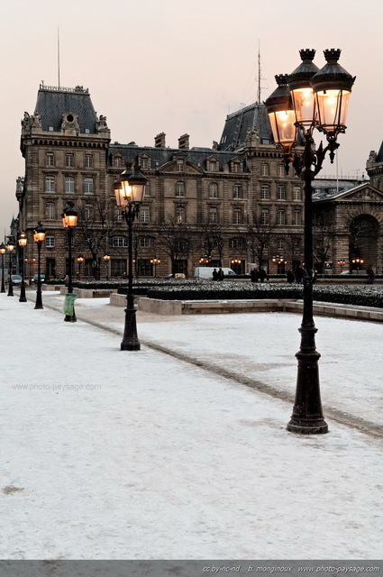 Lampadaires sur le parvis de Notre Dame
[Paris sous la neige]
Mots-clés: cadrage_vertical paris_sous_la_neige neige froid hiver notre_dame_de_paris parvis lampadaires rue categ_ile_de_la_cite