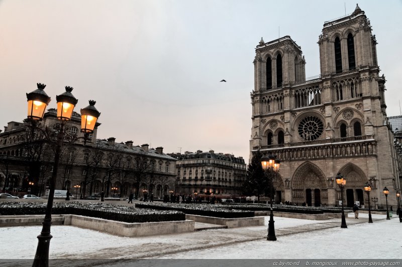 Notre Dame de Paris sous la neige
[Paris sous la neige]
Mots-clés: paris_sous_la_neige neige froid hiver notre_dame_de_paris parvis lampadaires rue cathedrale eglise categ_ile_de_la_cite