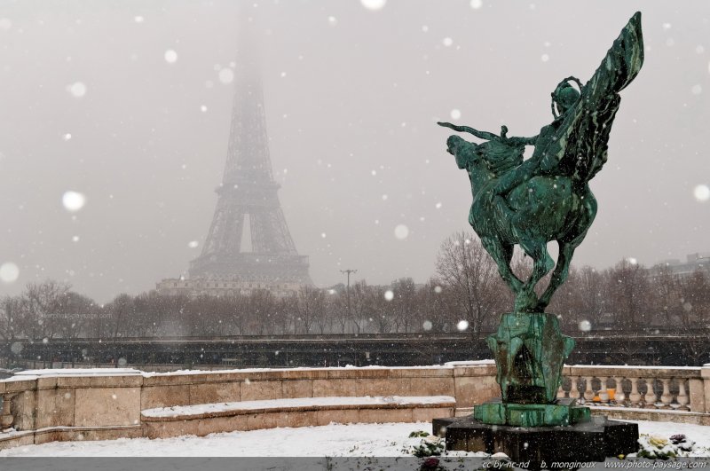 Il neige à gros flocons sur le pont Bir Hakeim
En arrière plan : la Tour Eiffel dans la brume.
[Paris sous la neige]
Mots-clés: paris_sous_la_neige neige regle_des_tiers froid hiver categ_pont statue monument tour_eiffel brume les_plus_belles_images_de_ville