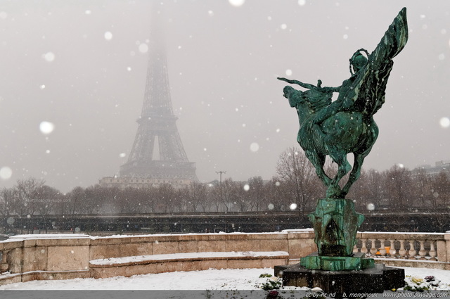 Il neige à  gros flocons sur le pont Bir Hakeim
En arrière plan : la Tour Eiffel dans la brume.
[Paris sous la neige]
Mots-clés: paris_sous_la_neige neige regle_des_tiers froid hiver categ_pont statue monument tour_eiffel brume les_plus_belles_images_de_ville