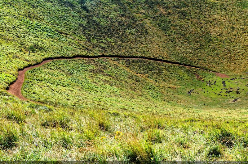 Le sentier vers le fond du cratère du Puy Pariou.
Afin de préserver la couche végétale présente sur les flancs du volcan, seul ce sentier doit être utilisé pour descendre au fond du cratère (environs 40 mètres plus bas).
[Volcans d'Auvergne, Chaîne des Puys]
Mots-clés: montagne auvergne puy-de-dome volcan chaine-des-puys cratere massif-central sentier chemin nature oxygene week-end promenade