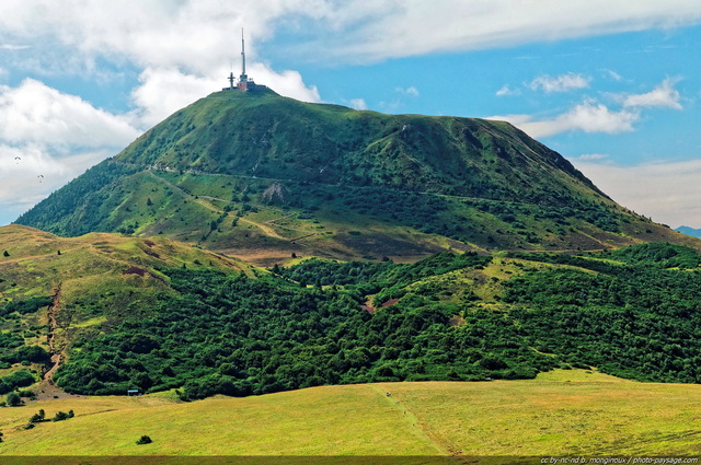 Puy de Dôme
[Volcans d'Auvergne, Chaîne des Puys]
Mots-clés: montagne auvergne puy-de-dome volcan chaine-des-puys massif-central nature oxygene week-end promenade